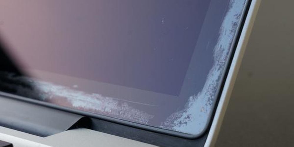 MacBook Air Ekran Soyulması Tamiri